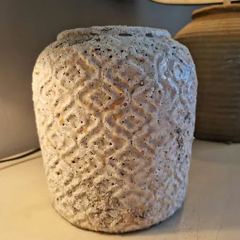 Vase céramique crème vieilli à reliefs. - Déco Nord Sud